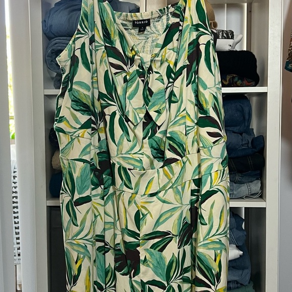 Torrid Challis Tie-Front Romper in Painted Tropical | Size 4 (4X) - Picture 2 of 4